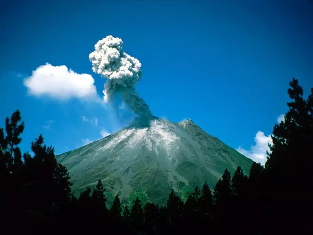 Take an Arenal volcano and hot springs tour shore excursion from Puntarenas and Caldera Port image 1